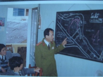 Thượng tá Nguyễn Trọng Lộ bản thảo kế hoạch với cac trinh sát